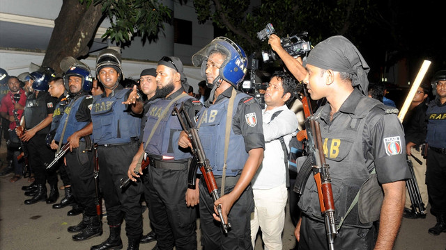 Bangladeş'te saldırganlar restoran bastı