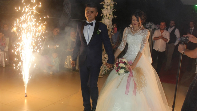Darbe girişimi nedeniyle evlenemeyen çift düğün yaptı