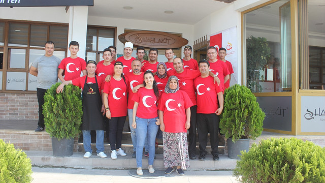 Restoran çalışanları darbe girişimini Türk bayraklı tişörtlerle protesto etti
