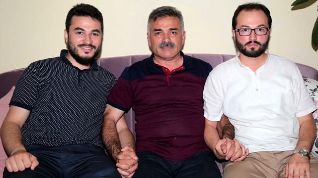 Darbe karşı oğullarıyla kışlaya koştu