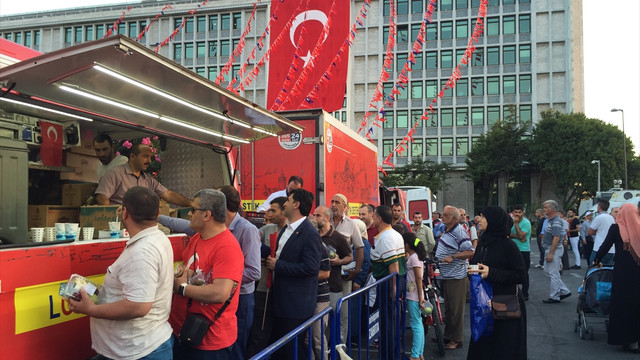 Demokrasi nöbeti devam ediyor