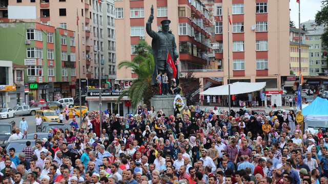 Demokrasi şehitleri son yolculuğuna uğurlanıyor