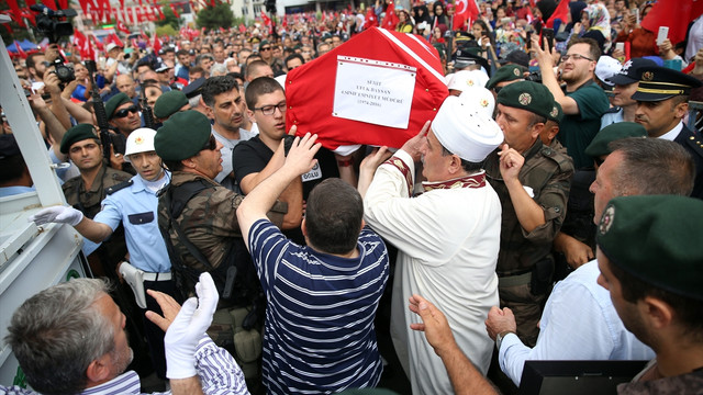 Demokrasi şehitleri son yolculuğuna uğurlanıyor