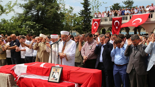 Demokrasi şehitleri toprağa veriliyor