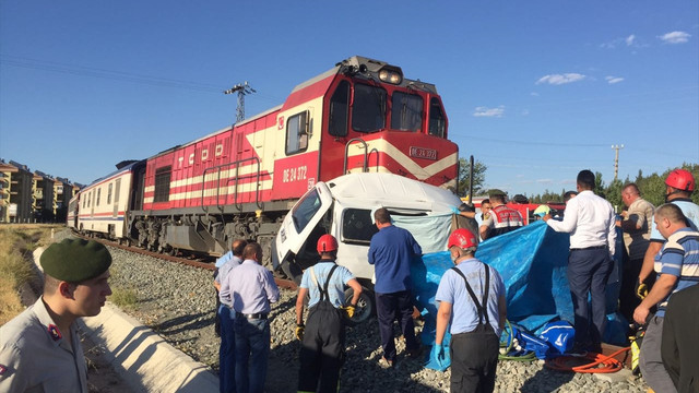 Denizli'de hemzemin geçitte kaza: 4 ölü