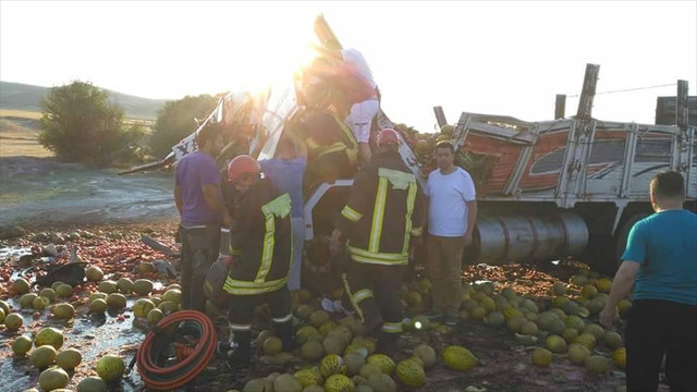 Denizli'de tırla kamyon çarpıştı: 2 yaralı