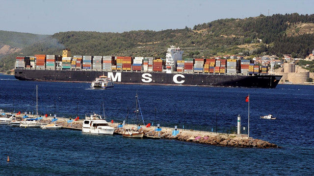 Dev konteyner gemisi Çanakkale Boğazı'ndan geçti