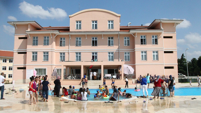 Dezavantajlı öğrenciler ilk kez havuza girdi