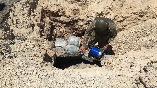 Diyarbakır'da 2 ton patlayıcı ele geçirildi