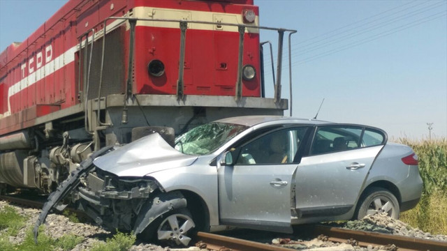 Diyarbakır'da yük treni otomobile çarptı: 2 ölü