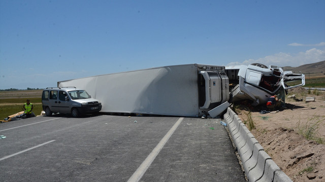 Düğün konvoyunda kaza: 1 ölü, 21 yaralı