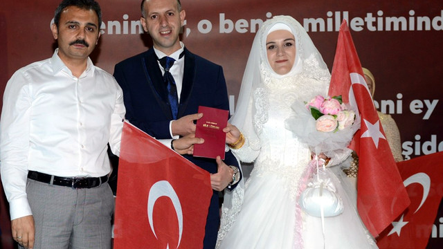 Düğünden çıkıp demokrasi nöbetine katıldılar