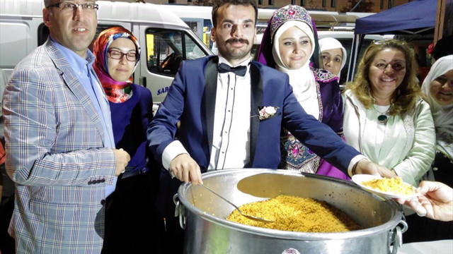 Düğünden sonra demokrasi nöbetine gittiler