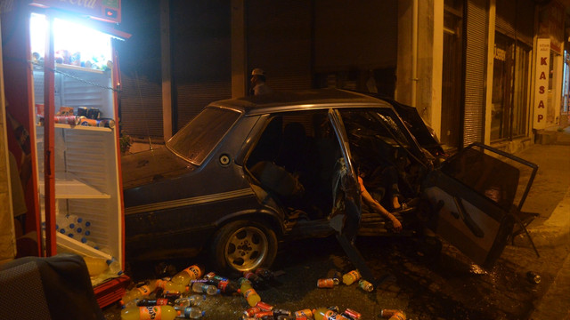 Düzce'de otomobil duvara çarptı: 2 yaralı