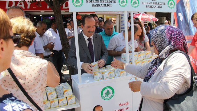 Edirne Belediyesi vatandaşlara kandil simidi dağıttı