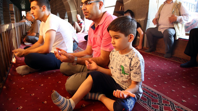 Eker, bayram namazını terör mağdurlarıyla kıldı