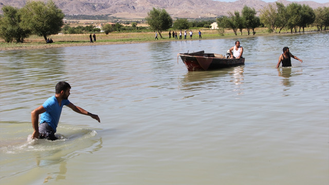 GÜNCELLEME - Elazığ'da baraj gölüne giren 2 genç kayboldu