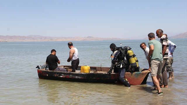 Elazığ'da baraj gölüne giren 2 genç kayboldu