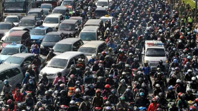 Endonezyada 12 kişi tıkanan trafikte beklerken açlıktan ve susuzluktan hayatını kaybetti