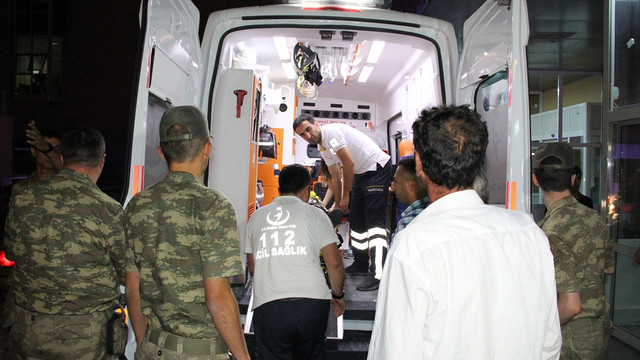 Erzincan'da askeri araç kaza yaptı: 3 asker yaralandı