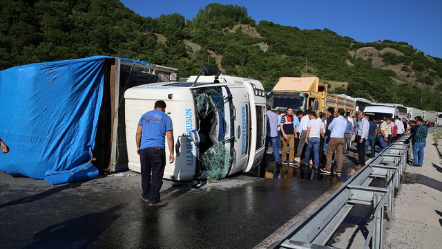 Erzincan'da kamyon devrildi: 4 yaralı