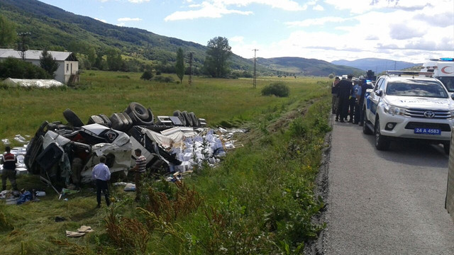 Erzincan'da tır şarampole devrildi: 1 ölü, 2 yaralı