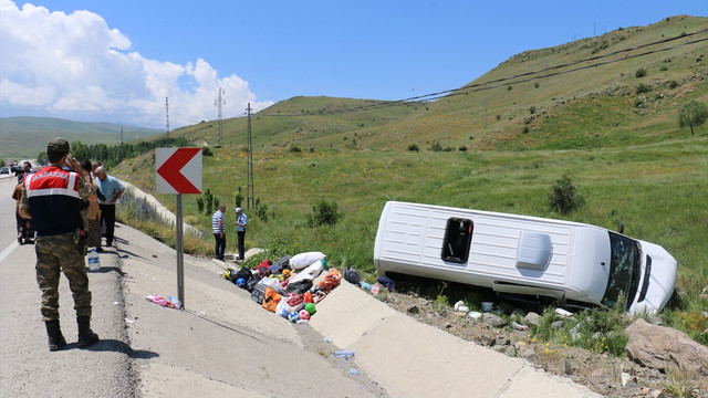 Erzurum'da minibüs şarampole devrildi: 17 yaralı