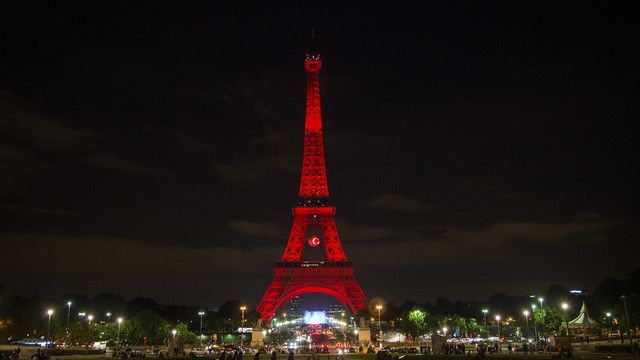 Eyfel Kulesi kırmızı beyaza büründü