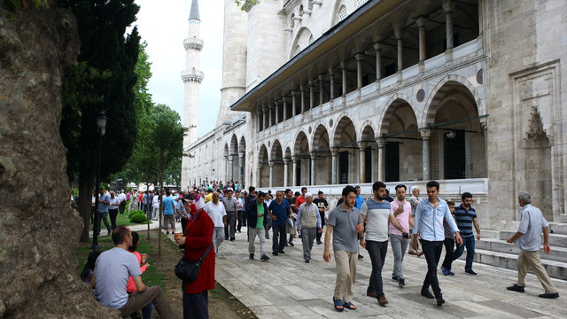 Fatih'te camilerde bayram kahvaltısı