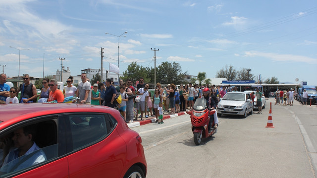 Feribot iskelesinde iki kilometrelik araç kuyruğu