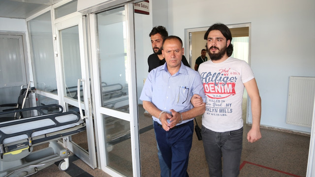 FETÖ'nün darbe girişimi kapsamında, Hakkari'nin Şemdinli ilçesinde bulunan Bolu 2. Komando Tugay Komutanı Tuğgeneral İsmail Güneşer gözaltına alındı.