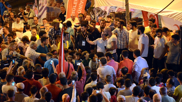 Almanya Başbakanı Merkel: Tüm Alman hükümeti adına, Türk askeri birliklerin, ülkesinin seçilmiş Hükümetini ve seçilmiş Cumhurbaşkan'ını zor kullanarak devirme girişimini en sert bir şekilde kınıyorum.