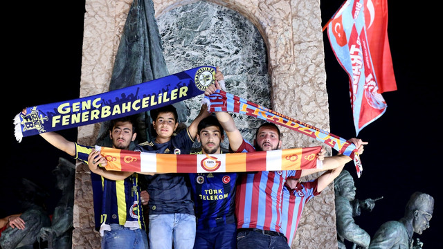 FETÖ'nün darbe girişimine taraftar tepkisi