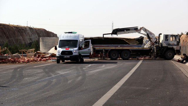 Gaziantep'te tır minibüse çarptı: 2 ölü, 1 yaralı