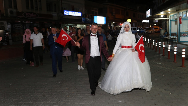 Gelin ve damat demokrasi nöbetinde