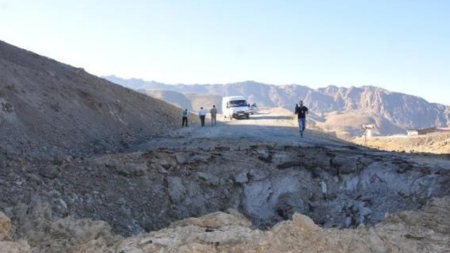 Hakkaride patlayıcı yüklü araç infilak etti