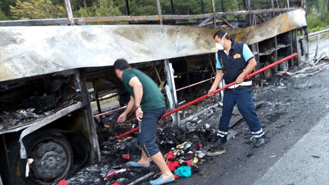 Hareket halindeki otobüs yandı