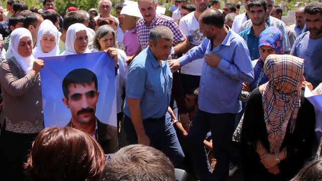 HDP miletvekilleri teröristin cenazesine katıldı