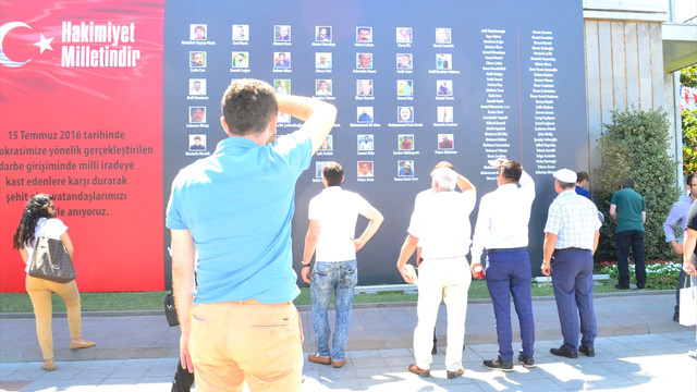 İBB'den şehitler için dev pano