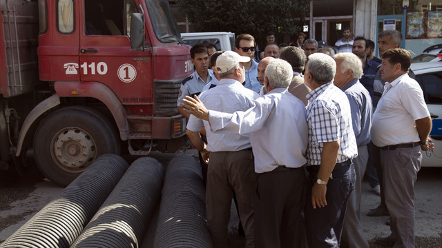 Iğdır'da mahalleli yolu trafiğe kapattı
