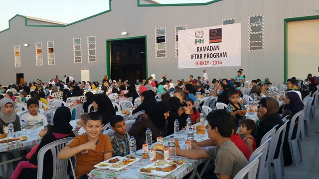 İHH'dan Suriye'de 2 bin kişiye iftar