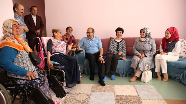 İki vali engelli anneyi sevindirdi