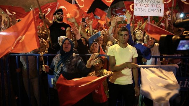İkinci vatanlarında demokrasi nöbeti tutuyorlar