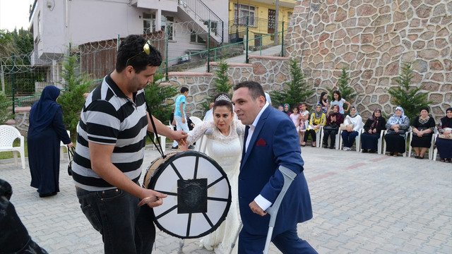 İnternette tanışan engelli çift evlendi