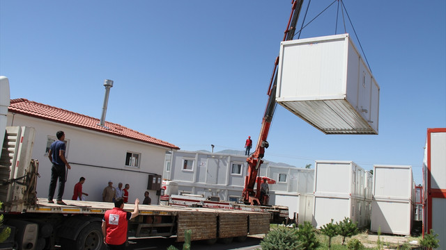 Irak'taki ihtiyaç sahiplerine konteyner yardımı