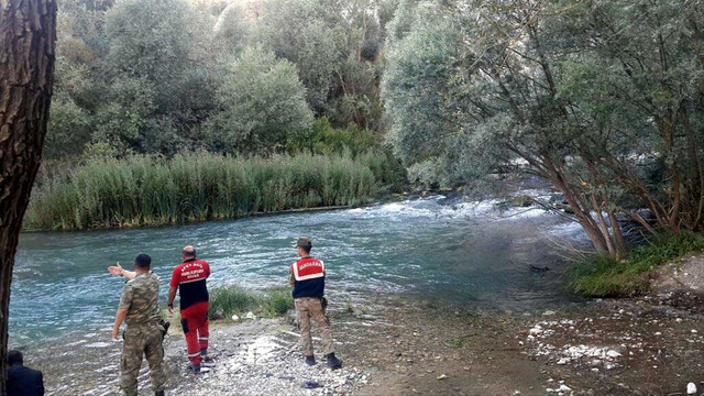 Irmağa düşen eşini kurtarmak isterken boğuldu