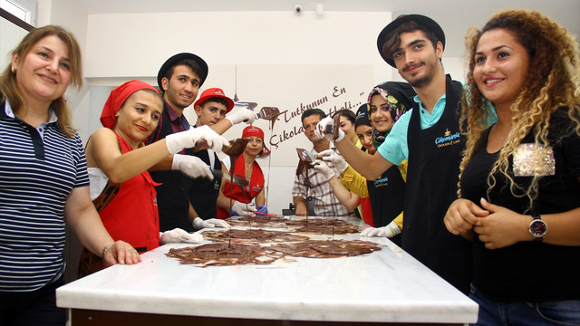 İşitme engelli gençler çikolata yapımını öğrendi