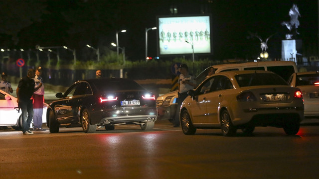 İstanbul ve Ankara'da askeri kalkışma iddiası.... AA muhabirinin aldığı bilgiye göre küçük bir grup Genelkurmay Başkanlığında darbe girişiminde bulundu. Ayrıntılar geliyor