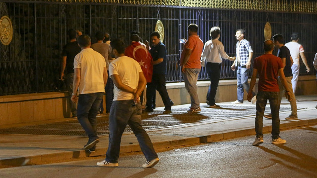Genelkurmay Başkanlığı kampüsündeki tel örgülerden atlayan Binbaşı Çelikel, silahını bırakarak vatandaşlara ve polise teslim oldu.