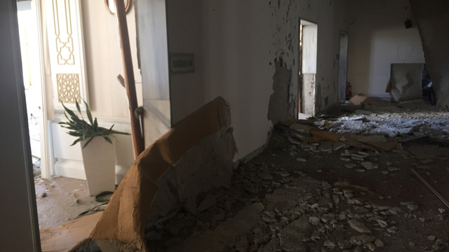 Darbe girişiminde bulunan bölücü terör örgütü FETÖ/PDY örgütü mensubu askerler tarafından, TBMM ve Genelkurmay Başkanlığı çevresinde bulunan halka ateş açıldı. Yaralılar olduğu bilgisi alınıyor.